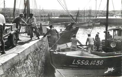 CPSM FRANCE 85 "Port de Croix de Vie" BATEAU DE PÊCHE