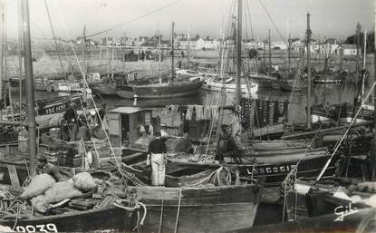 CPSM FRANCE 85 "Croix de Vie, le port" BATEAU DE PÊCHE