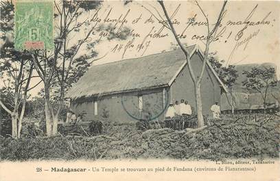 CPA MADAGASCAR "Un Temple se trouvant au pied de Fandana"