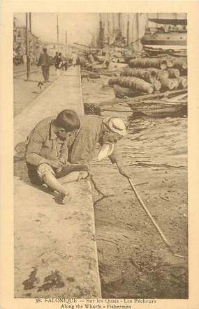 CPA GRECE SALONIQUE "Sur les quais, les pêcheurs"