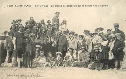 CPA FRANCE 80 "Fort Mahon plage, un groupe de baigneurs" DOUANE