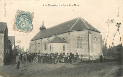 / CPA FRANCE 80 "Vaudricourt, sortie de la messe"