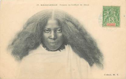 CPA MADAGASCAR "Femme en coiffure de deuil"