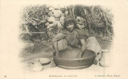 CPA ALGERIE / SCENES ET TYPES / GEISER "Fabrication du Couscous"