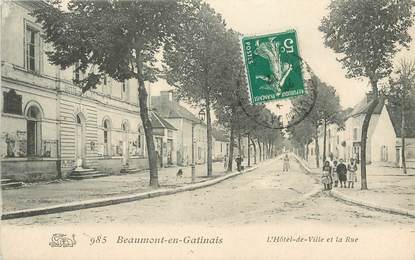 CPA FRANCE 77 "Beaumont en Gatinais, l'hôtel de ville et la rue"