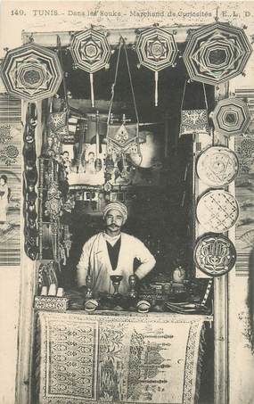 CPA TUNISIE "Dans les Souks de Tunis, marchand de curiosités"