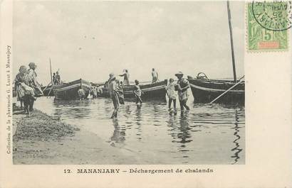 CPA MADAGASCAR "Mananjary, déchargement de Chalands"