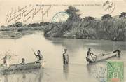 Afrique CPA MADAGASCAR "Tananarive, passage en pirogue de la rivière Ihosy"