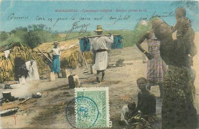 CPA MADAGASCAR "Campement indigène, Bourjane portant du riz"