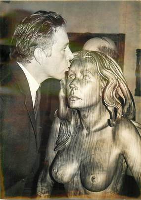 LOT 4 PHOTOS "Richard BURTON dévoile et embrasse la statue de Liz TAYLOR, sculpté par E. KARA, 1964"
