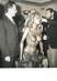 LOT 4 PHOTOS "Richard BURTON dévoile et embrasse la statue de Liz TAYLOR, sculpté par E. KARA, 1964"