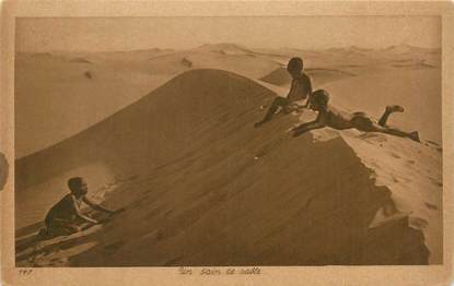 CPA SCENES ET TYPES / LEHNERT & LANDROCK / TRES BON ETAT "Un Bain de sable, N°147"