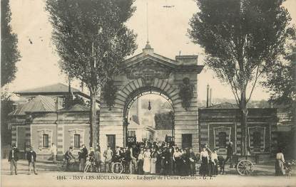 CPA FRANCE 92 "Issy Les Moulineaux, la sortie de l'usine Gévelot"