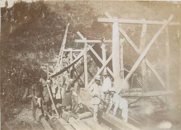 PHOTOGRAPHIE ORIGINALE / MADAGASCAR "Construction d'un pont, chantiers d'Ampasimbola"