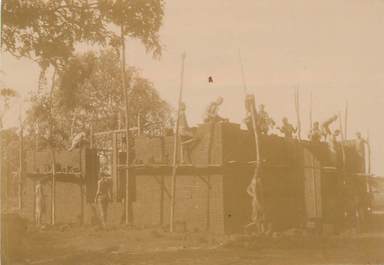 PHOTOGRAPHIE ORIGINALE / MADAGASCAR "Construction d'une école pour l'Alliance Française"