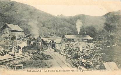 CPA MADAGASCAR "Le Tunnel de Sahampale pendant le percement"