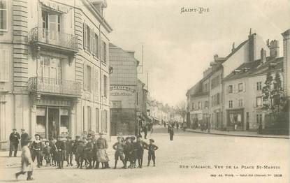 / CPA FRANCE 88 "Saint Dié, rue d'Alsace, vu de la place Saint Martin"