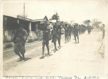 CPA / PHOTOGRAPHIE AFRIQUE "Bangui, porteurs de galettes"