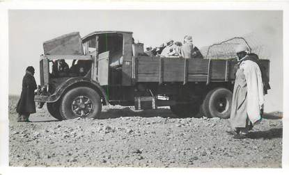 CPA / PHOTOGRAPHIE ALGERIE "1951, camion en panne entre Ghardaïa et Ouargla"