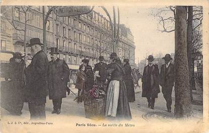 CPA FRANCE PARIS / PARIS VECU "La Sortie du Métro"