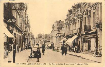 / CPA FRANCE 44 "Châteaubriant, la rue Aristide Briant"