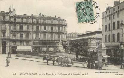 / CPA FRANCE 34 "Montpellier, place de la préfécture et le marché"