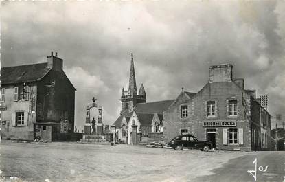 / CPSM FRANCE 29 "Scrignac, la place du Bourg, l'église et le monument aux morts"