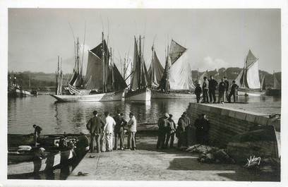 / CPSM FRANCE 29 "Concarneau, groupe de marins"