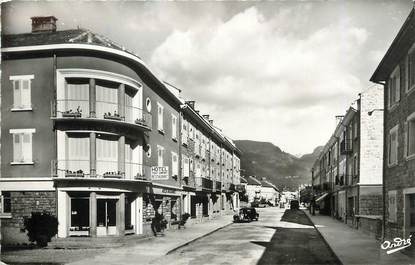 / CPSM FRANCE 26 "La Chapelle en Vercors, rue principale et hôtel des sports"