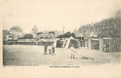 / CPA FRANCE 85 "Les Sables d'Olonne, plage"