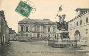 14 Calvado / CPA FRANCE 14 "Falaise, l'hôtel de ville et la statue de Guillaume le Conquérant"