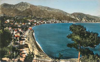 / CPSM FRANCE 06 "Roquebrune Cap Martin, la plage, dans le fond Menton'