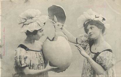 / CPA BERGERET "Deux femmes avec un lapin dans un oeuf"