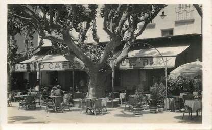 CPA FRANCE 83 "Sainte Maxime sur mer, Place Victor Hugo et le Café de France"