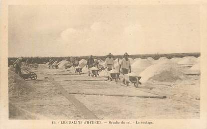 CPA FRANCE 83 "les Salins d'Hyères, la récolte du Sel, le roulage"