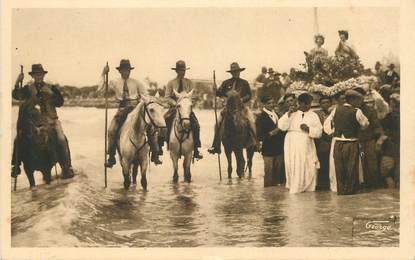 CPA FRANCE 13 "Saintes Maries de la Mer, pèlerinage, les Gardians de Camargue et les Bohémiens"