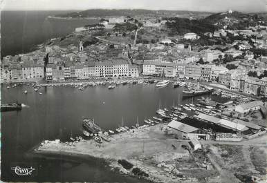 / CPSM FRANCE 83 "Saint Tropez, vue aérienne du port, la citadelle et le cap Saint Pierre"