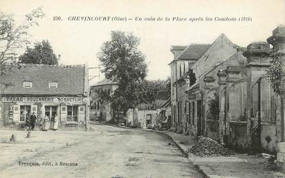 / CPA FRANCE 60 "Chevincourt, un coin de la place après les combats"