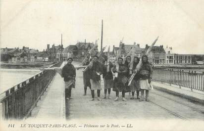 / CPA FRANCE 62 "Le Touquet Paris Plage, pêcheuses sur le pont"