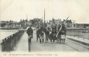 62 Pa De Calai / CPA FRANCE 62 "Le Touquet Paris Plage, pêcheuses sur le pont"