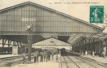 / CPA FRANCE 10 "Troyes, la gare Perspectives du hall des voyageurs"