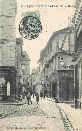 / CPA FRANCE 17 "Saint Jean d'Angély, rue de la grosse Horloge"