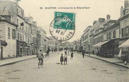 / CPA FRANCE 78 "Mantes, l'avenue de la République"