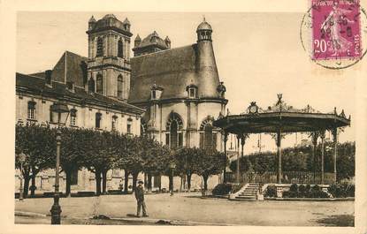 / CPA FRANCE 55 "Saint Mihiel, place des moines et le kiosque"