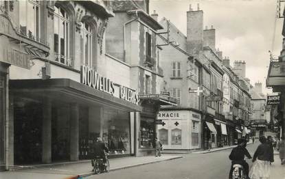 / CPSM FRANCE 03 "Moulins, le magasin des Nouvelles Galeries et la rue d'Allier" / COMMERCE