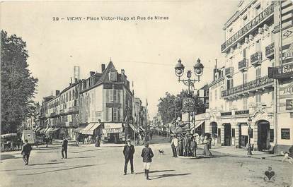 / CPSM FRANCE 03 "Vichy, place Victor Hugo et rue de Nîmes"