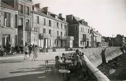 / CPSM FRANCE 14 "Arromanches les Bains, port de la libération, la digue"