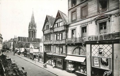 / CPSM FRANCE 14 "Caen, rue Saint Pierre et l'église Saint Sauveur" / CINEMA