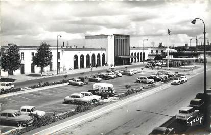 / CPSM FRANCE 14 "Caen, la gare SNCF" / AUTOMOBILE