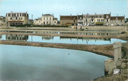 / CPSM FRANCE 14 "Courseulles sur Mer, Parcs à huitres Héroult et la gare routière"